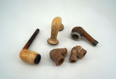 GÉRARD CYNE (1923-2006) Réunion de neuf pipes, un tampon, récipient en verre comprenant...
