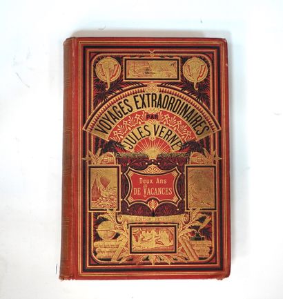 Jules VERNE 两年的假期。Paris, J. Hetzel et Cie, s. d. 。[1888].红色纸板，镀金边缘。
第一版大八开；第一板。Léon...