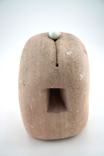 GÉRARD CYNE (1923-2006) Head
Carved stone, ball, pebble.
25 x 13 x 15 cm.