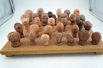 GÉRARD CYNE (1923-2006) Assembly of heads
Terracotta, on wooden board.
12,5 x 35,2...