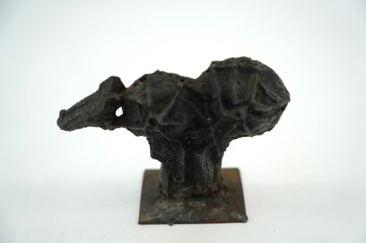 GÉRARD CYNE (1923-2006) Animal
Lead, on a brass base.
8,5 x 12 x 4,5 cm.