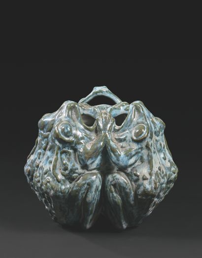 EDMOND LACHENAL (1855-1948) 蟾蜍花瓶 釉面陶器，弯曲的形状，有三个孔代表三只蟾蜍，根据1893年的画作。
凹陷的签名 "Lachenal"。
约1900年。
18...