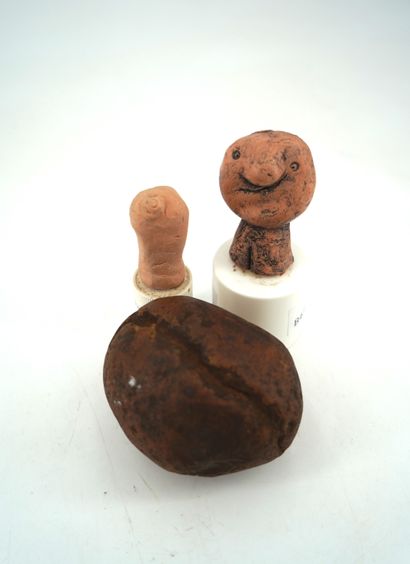 GÉRARD CYNE (1923-2006) Three Heads
Terracotta, and carved stone, on base.