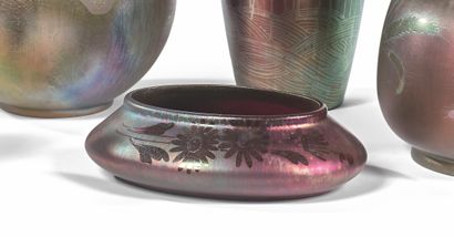 MONTIERES 
小杯 瓷器，五彩斑斓的釉面和花卉装饰。

签名为 "Montières"。

c. 1930.

6 x 19 x 14厘米。


