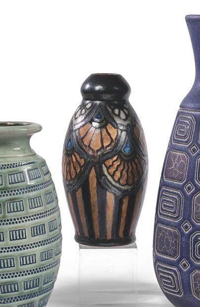 Quimper Odetta OVOID花瓶 陶器，黑底抽象设计。
，署名 "Quimper Odetta : 511-1311"。
c. 1930.
25 x...