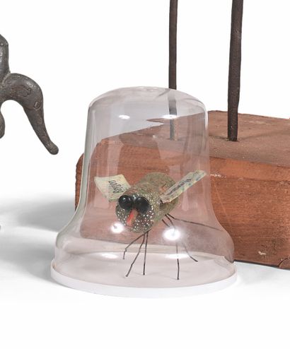 GÉRARD CYNE (1923-2006) Baygon昆虫
塞子，纸板，塑料球下。
14 x 13 cm。