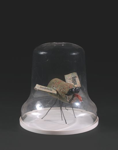 GÉRARD CYNE (1923-2006) Insecte Baygon
Bouchon, carton, sous globe de plastique.
14...