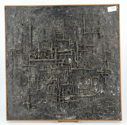 GÉRARD CYNE (1923-2006) 无题
混合媒体，熔化的金属物品。
50 x 50 cm。