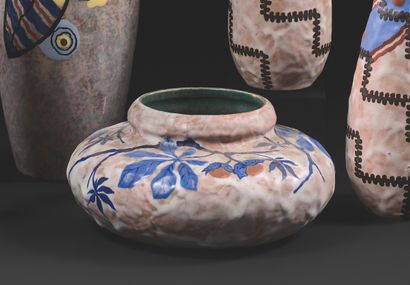 Louis-Auguste DAGE (1885-1963) 
花瓶 白釉陶瓷，扁身，宽颈，白褐色背景上有蓝色枝叶的植物装饰。

内有绿色珐琅。

c. 1930.

10...