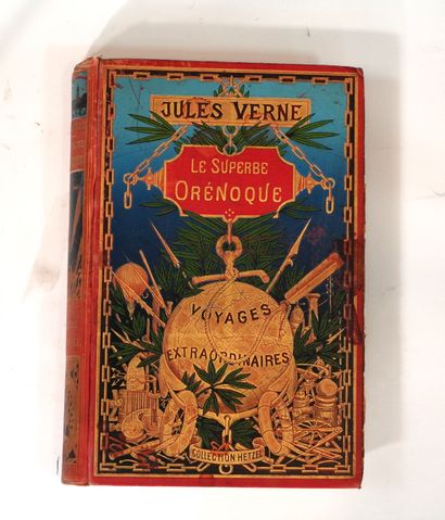 Jules VERNE 
Le Superbe Orénoque.Paris, J. Hetzel et Cie, s. d. 。[1896].红色纸板上有多色装饰，镀金边缘。

第一版大八开；第一本精装本（PGR...