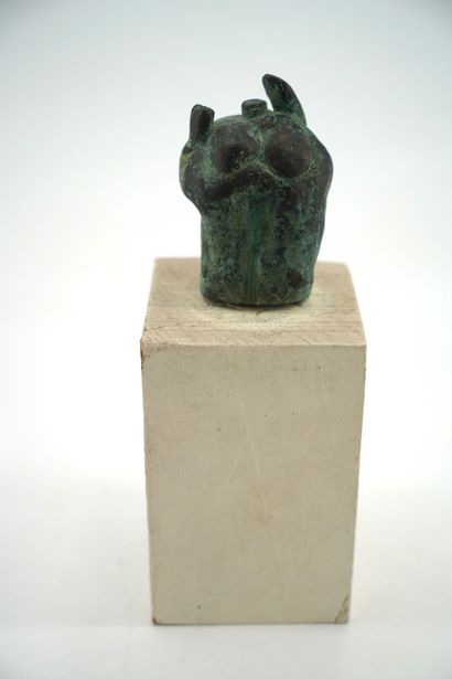 GÉRARD CYNE (1923-2006) 女性裸体，手臂举起
带有棕色和绿色铜锈的青铜器，背面有签名，放在一个涂漆的木质底座上。
18 x 7 cm。