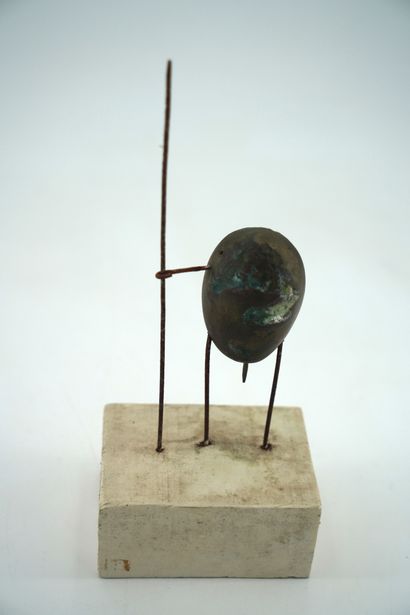 GÉRARD CYNE (1923-2006) 朝圣者之蛋
带有金色铜锈的青铜和铁，在涂漆的木质底座上。
24 x 10 cm。
锈。