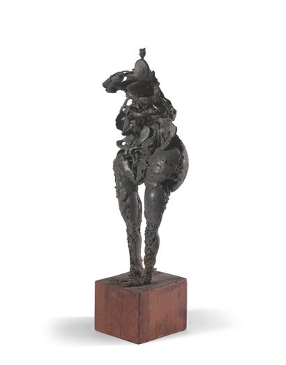 GÉRARD CYNE (1923-2006) 开膛破肚的女性形象
木质底座上的雕塑。
金属。
高度：43厘米。