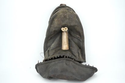 GÉRARD CYNE (1923-2006) Monster head
Leather, bone, buttons.
49 x 36 x 14 cm.