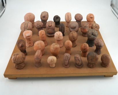 GÉRARD CYNE (1923-2006) Assembly of heads
Terracotta, on wooden board.
12,5 x 35,2...