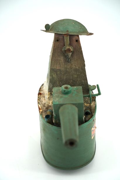 GÉRARD CYNE (1923-2006) 拟人化的军车
金属板、木头、钉子、外壳和贴纸。
22 x 22 cm。