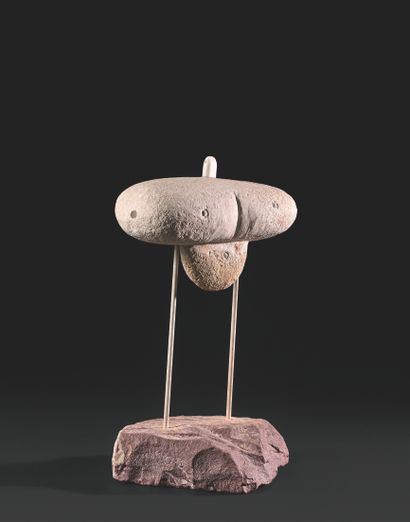 GÉRARD CYNE (1923-2006) Character on legs
Carved stone, metal rods.
27 x 18 cm.