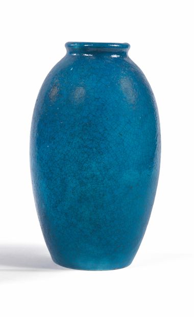 EDMOND LACHENAL (1855-1948) OVOID花瓶 蓝色釉面陶瓷，有裂纹。
，背面有签名 "Lachenal"。
28 x 17 x 17厘...