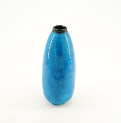 EDMOND LACHENAL (1855-1948) (DANS LE GOÛT D') SOLIFLORE花瓶 蓝色釉面陶瓷，颈部有黑色网状物环绕。
，上面有一个显示玫瑰的印章。
18...