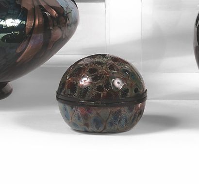 TRAVAIL FRANÇAIS SMALL BONBONNIERE AND LENTICULAR VASE Blown glass, decorated with...