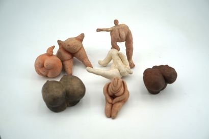 GÉRARD CYNE (1923-2006) 幻象人物
十个小陶俑，六个石膏像。
