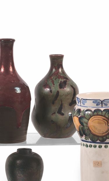 THORVALD BINDESBØLLS (1846 - 1908) (DANS LE GOÛT DE) BILOBE花瓶 绿色釉面陶瓷，装饰有黑色和紫色线条。
19...