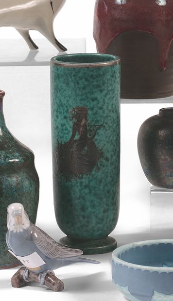 WILHELM KÅGE, GUSTAVSBERG 花瓶圆筒，ARGENTA模型，1027
绿色釉面陶瓷，装饰着一个骑着幻化的海兽的仙女。颈部和底座边缘有银丝。
印章...