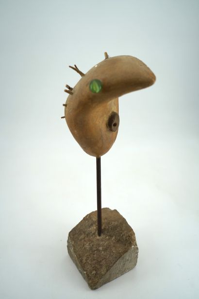 GÉRARD CYNE (1923-2006) Spiky head
Painted carved stone, metal rods, on stone base.
40...