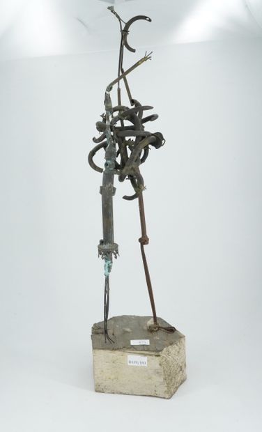 GÉRARD CYNE (1923-2006) 金属双足
，由焊接的金属元素和管道组成，固定在一个木桩上。
，高度：78厘米。