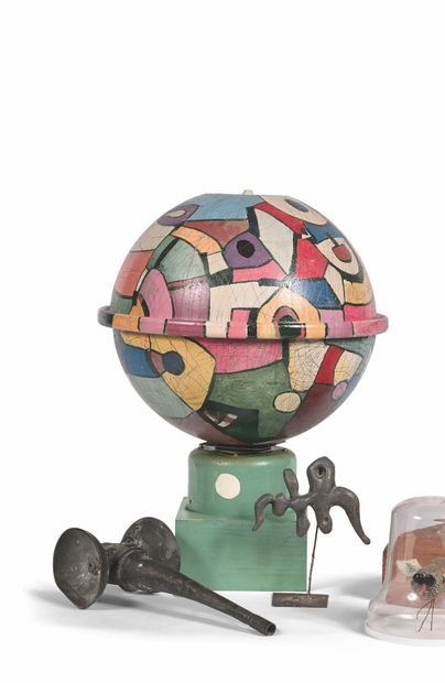 GÉRARD CYNE (1923-2006) 旋转的地球仪
铝制的多色油漆，毛毡，墨水，放在电动的木制和油漆的金属底座上。
43 x 32,5 cm.
带电的...