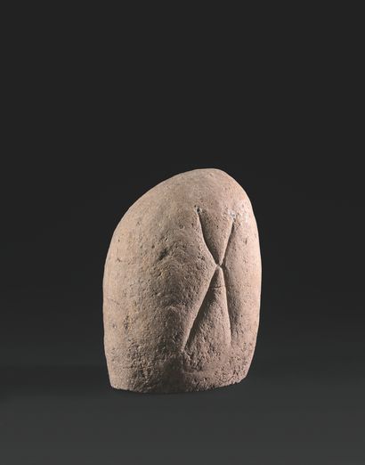 GÉRARD CYNE (1923-2006) Head
Carved stone. 
 19 x 13 x 6 cm.