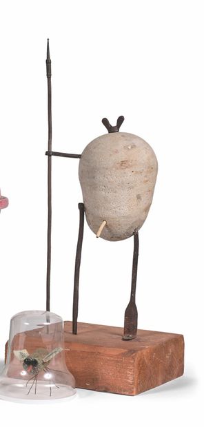 GÉRARD CYNE (1923-2006) Oeuf guerrier sur pattes
Pierre sculptée, fer, plastique,...