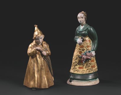 null 一件是哥本哈根皇家珐琅彩瓷器，表现一个身穿金色斗篷的孩子，署名 "丹麦"，并盖有王室印章。
另一件是珐琅彩陶器，表现一个穿着围裙的女人，拿着一本书和一...