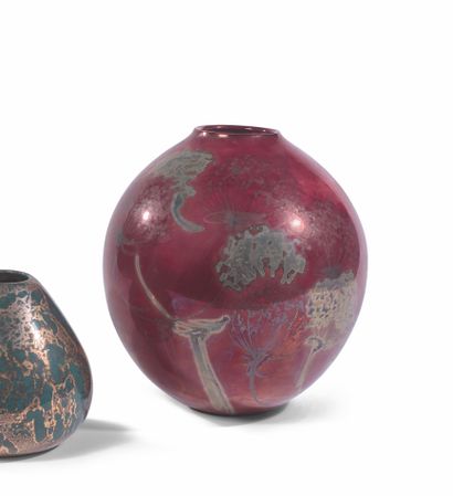 null 
陶瓷花瓶，红色的釉面和彩虹色的反射，日本的伞状花装饰。

签名为 "HB"，日期为1989年。

28 x 26 cm。


