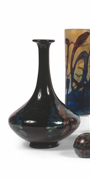 Robert PIERINI CARAFE Black blown glass.
Signed "R Pierini" and dated 1984.
A chip...