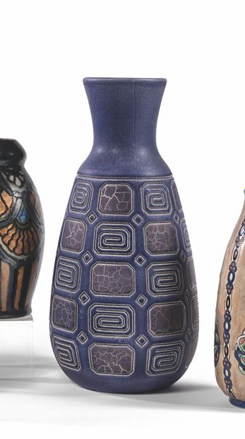 Joseph MOUGIN (1876-1961) 
重要的花瓶，MODEL 164 J 蓝色釉面石器，有几何图案的风格化螺旋和框架。

签名为 "Mougin"，位于南希。

c....
