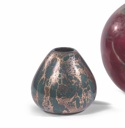ANDRÉ FAU (1896-1982) ET MARCEL GUILLARD (1896-?) 有趣的 "人物 "花瓶
绿色釉面陶瓷，有裂纹，装饰有金滴。
Boulogne制造。
底部有...