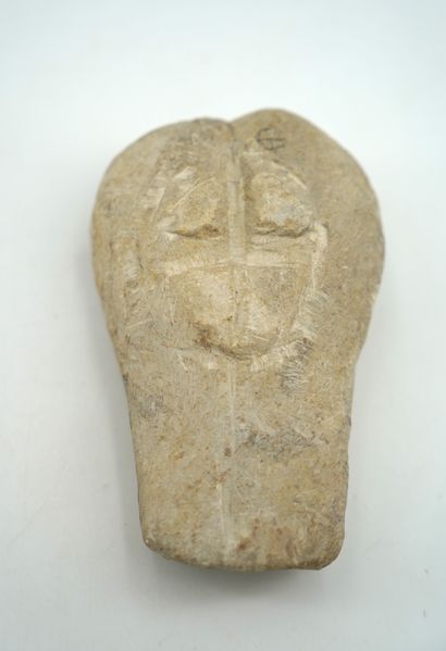 GÉRARD CYNE (1923-2006) 头部
雕刻的石头和塑料珠子镶嵌。
高度：12厘米。