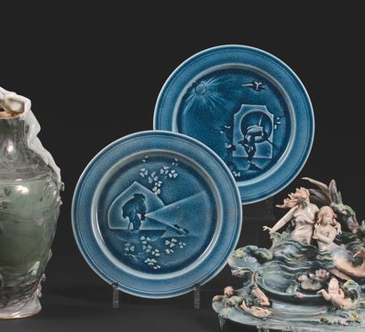 Jérôme MASSIER (1850-1926) 
两个盘子 蓝色珐琅彩陶器，有人物和风景装饰。

签名为 "Jérôme Massier "并位于 "Vallauris"。

c....