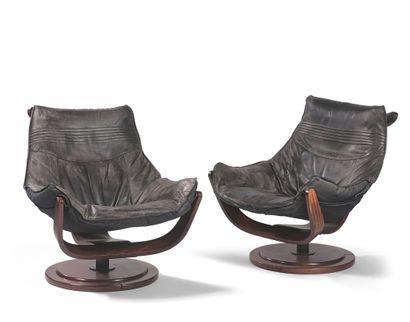 Travail SUÉDOIS PAIR OF CHAIRS The seat in leather stretched in cantilever, on a...