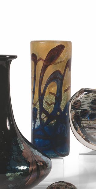 Michèle LUZORO (née en 1949) 玻璃花瓶，有不透明的装饰，装饰艺术风格。
刻有签名 "Michèle Luzoro"。
高度：24.5厘米，直径：9厘米。
来源。
巴黎Arlette...