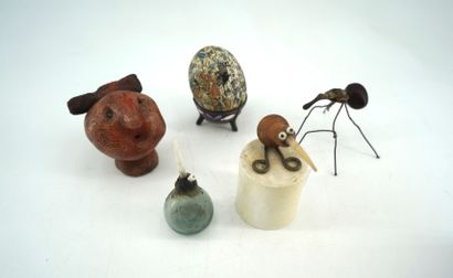GÉRARD CYNE (1923-2006) Curiosités
Réunion de cinq objets de curiosité, dont un insecte...