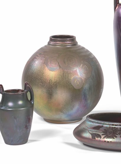 ATTRIBUÉ À JEAN BAROL (1873-1966), MONTIÈRES 
陶瓷花瓶，彩虹色的釉面上有抽象的装饰。

身上有 "Montières...