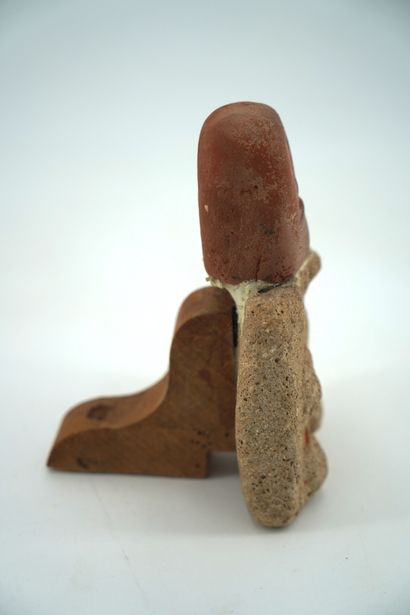 GÉRARD CYNE (1923-2006) 人像
石头的组合，在一个木头底座上。
高度：16厘米。