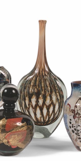 Michèle LUZORO (née en 1949) 大玻璃瓶，装饰有金丝线，瓶塞为吹制玻璃。
，署名 "Michèle Luzoro"，日期为1984年。
34...