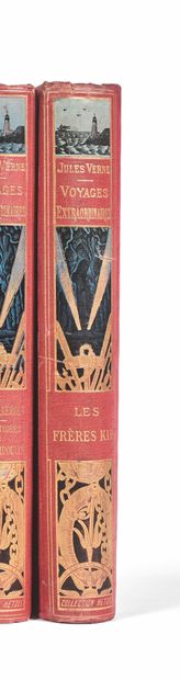 Jules VERNE 
Les Frères Kip.巴黎，Hetzel收藏馆，s. d.[1902].红色平装本，多色装饰，镀金边缘。

第一版大八开；第一板。

ROUX的插图，包括12张彩图和一张地图。

末页裂开；边缘有污点；两页略微脱胶。(Jauzac,...