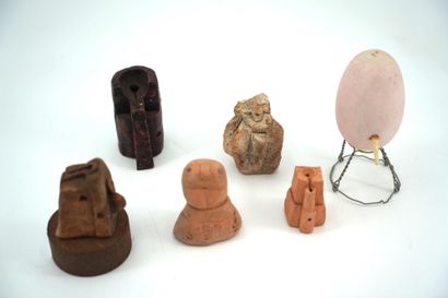 GÉRARD CYNE (1923-2006) Six objets fantasmagoriques
Pierre sculptée, bois, métal...