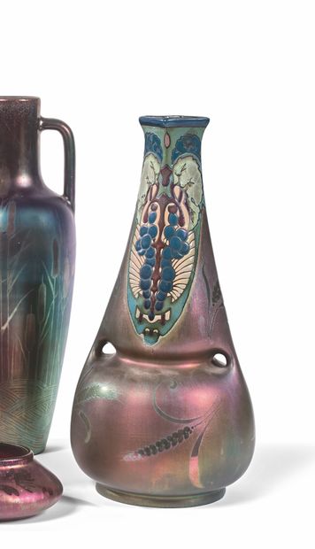 MONTIERES 
重要的花瓶 陶瓷，混合技术，釉面五彩斑斓，瓶身有玉米穗的装饰，颈部有葡萄串的多色装饰。

签名为 "Montières"。

c. 1930.

35...