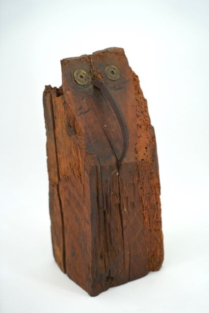 GÉRARD CYNE (1923-2006) 鸟头
木头，金属。
36 x 13 x 13厘米。
