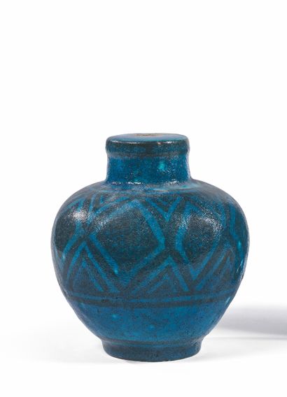 EDMOND LACHENAL (1855-1948) LAMPE BALUSTRE 搪瓷，蓝色背景上有黑色线条和几何形状的装饰。
，署名 "Lachenal""Pièce...